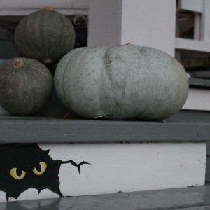 A pile of pumpkins and gourds round out the overall design.